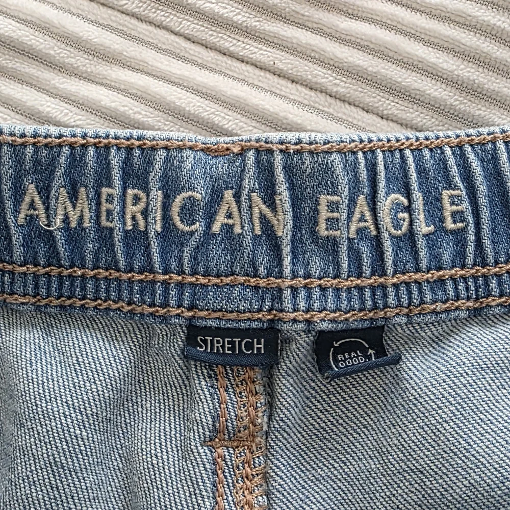 American Eagle Outfitters Light Wash Denim Easy Shortie Roll-Cuff Shorts - Picture 2 of 6
